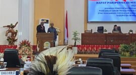 Bupati Mimika, Johannes Rettob, membacakan tangapan pemerintah dalam rapat paripurna menjawab pandangan umum fraksi DPRK Mimika. (Foto: Galeri Papua/Istimewa)
