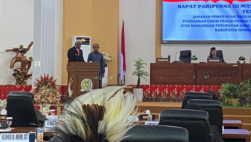 Bupati Mimika, Johannes Rettob, membacakan tangapan pemerintah dalam rapat paripurna menjawab pandangan umum fraksi DPRK Mimika. (Foto: Galeri Papua/Istimewa)
