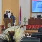Bupati Mimika, Johannes Rettob, membacakan tangapan pemerintah dalam rapat paripurna menjawab pandangan umum fraksi DPRK Mimika. (Foto: Galeri Papua/Istimewa)