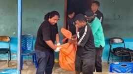 Aparat mengevakuasi jenazah korban dari dalam kamar kosnya. (Foto: Polres Mimika)