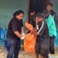 Aparat mengevakuasi jenazah korban dari dalam kamar kosnya. (Foto: Polres Mimika)