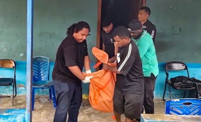 Aparat mengevakuasi jenazah korban dari dalam kamar kosnya. (Foto: Polres Mimika)