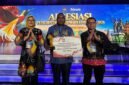 Pj Sekda Mimika Abraham Kateyau memegang penghargaan didampingi dua pejabat eselon di lingkungan Pemkab Mimika. (Foto: Pemkab Mimika)