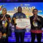 Pj Sekda Mimika Abraham Kateyau memegang penghargaan didampingi dua pejabat eselon di lingkungan Pemkab Mimika. (Foto: Pemkab Mimika)