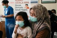 Ilustrasi warga terkena kasus Infeksi Saluran Pernapasan Akut (ISPA) akibat kabut asap. (Foto: Generated by AI)