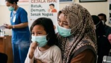 Ilustrasi warga terkena kasus Infeksi Saluran Pernapasan Akut (ISPA) akibat kabut asap. (Foto: Generated by AI)