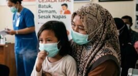 Ilustrasi warga terkena kasus Infeksi Saluran Pernapasan Akut (ISPA) akibat kabut asap. (Foto: Generated by AI)