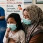 Ilustrasi warga terkena kasus Infeksi Saluran Pernapasan Akut (ISPA) akibat kabut asap. (Foto: Generated by AI)
