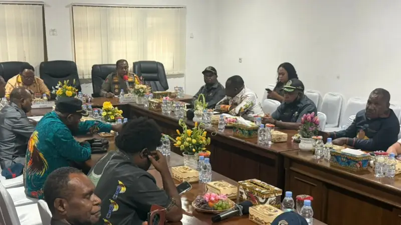 DPR Papua Tengah menggelar Rapat Dengar Pendapat guna membahas penyelesaian masalah tapal batas adat antara Kabupaten Mimika, Deiyai, dan Dogiyai, serta menyikapi rencana pembangunan Kota Kapiraya oleh Pemda Mimika di Ruang Rapat Kantor DPR Papua Tengah pada Jumat (28/8/2026). (Foto: Istimewa/Sasagupapua.com)