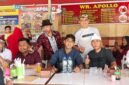 Penyanyi asal Banyuwangi, Wandra Restusiyan (tengah), berfoto bersama pengurus Himpunan Kerukunan Jawa Sunda Madura (HKJSM) Papua di Jayapura, Selasa, 1 September 2026. dok. HKJSM. 