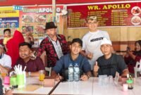 Penyanyi asal Banyuwangi, Wandra Restusiyan (tengah), berfoto bersama pengurus Himpunan Kerukunan Jawa Sunda Madura (HKJSM) Papua di Jayapura, Selasa, 1 September 2026. dok. HKJSM. 