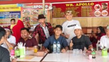 Penyanyi asal Banyuwangi, Wandra Restusiyan (tengah), berfoto bersama pengurus Himpunan Kerukunan Jawa Sunda Madura (HKJSM) Papua di Jayapura, Selasa, 1 September 2026. dok. HKJSM. 