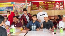 Penyanyi asal Banyuwangi, Wandra Restusiyan (tengah), berfoto bersama pengurus Himpunan Kerukunan Jawa Sunda Madura (HKJSM) Papua di Jayapura, Selasa, 1 September 2026. dok. HKJSM. 