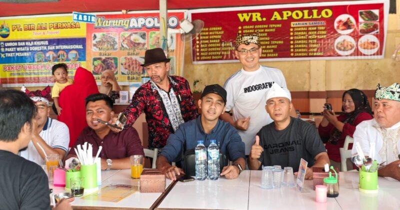 Penyanyi asal Banyuwangi, Wandra Restusiyan (tengah), berfoto bersama pengurus Himpunan Kerukunan Jawa Sunda Madura (HKJSM) Papua di Jayapura, Selasa, 1 September 2026. dok. HKJSM. 