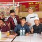 Penyanyi asal Banyuwangi, Wandra Restusiyan (tengah), berfoto bersama pengurus Himpunan Kerukunan Jawa Sunda Madura (HKJSM) Papua di Jayapura, Selasa, 1 September 2026. dok. HKJSM. 