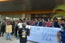 Sejumlah massa pemuda adat Papua membentangkan spanduk bertuliskan 