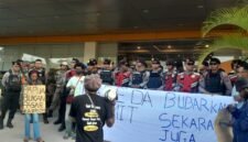 Sejumlah massa pemuda adat Papua membentangkan spanduk bertuliskan 