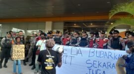 Sejumlah massa pemuda adat Papua membentangkan spanduk bertuliskan 