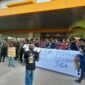 Sejumlah massa pemuda adat Papua membentangkan spanduk bertuliskan 