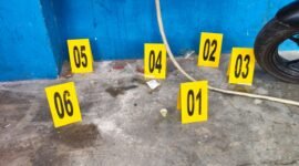 Nomor identifikasi yang dipasang tim Laboratorium Forensik (Labfor) Polda Papua pada lokasi ditemukannya botol yang dilempar ke Kantor Komnas HAM Papua, Jayapura, Rabu, 9 September 2026. dok. Komnas HAM Papua.