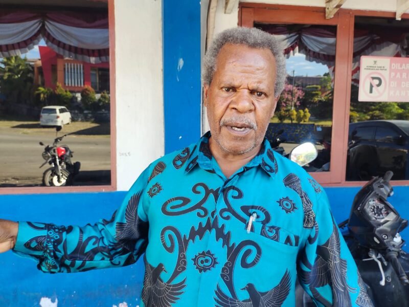 Aktivis HAM Papua Theo Hesegem saat ditemui di Kantor Komnas HAM Papua, Jayapura, Rabu, 9 September 2026. Galeripapua/ Ikbal Asra