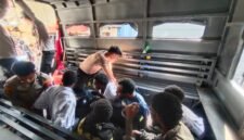 Aparat kepolisian mengamankan enam peserta aksi Solidaritas Pelajar West Papua (SPWP) ke dalam mobil Dalmas Polresta Jayapura Kota setelah membubarkan paksa demonstrasi penolakan program Makan Bergizi Gratis di kawasan Perumnas Tiga, Waena, Jayapura, Selasa, 15 September 2026. Galeripapua/Ikbal Asra