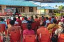 Kepala Suku Makuba, Fredrick Makuba, menyampaikan sambutan dalam acara bakti sosial pembagian beras dan bibit cabai kepada warga Kampung Yoka, Distrik Heram, Kota Jayapura, dalam rangka Hari Tani Nasional, Rabu, 23 September 2026. dok. Istimewa.