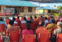 Kepala Suku Makuba, Fredrick Makuba, menyampaikan sambutan dalam acara bakti sosial pembagian beras dan bibit cabai kepada warga Kampung Yoka, Distrik Heram, Kota Jayapura, dalam rangka Hari Tani Nasional, Rabu, 23 September 2026. dok. Istimewa.