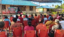 Kepala Suku Makuba, Fredrick Makuba, menyampaikan sambutan dalam acara bakti sosial pembagian beras dan bibit cabai kepada warga Kampung Yoka, Distrik Heram, Kota Jayapura, dalam rangka Hari Tani Nasional, Rabu, 23 September 2026. dok. Istimewa.