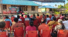Kepala Suku Makuba, Fredrick Makuba, menyampaikan sambutan dalam acara bakti sosial pembagian beras dan bibit cabai kepada warga Kampung Yoka, Distrik Heram, Kota Jayapura, dalam rangka Hari Tani Nasional, Rabu, 23 September 2026. dok. Istimewa.