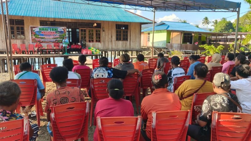 Kepala Suku Makuba, Fredrick Makuba, menyampaikan sambutan dalam acara bakti sosial pembagian beras dan bibit cabai kepada warga Kampung Yoka, Distrik Heram, Kota Jayapura, dalam rangka Hari Tani Nasional, Rabu, 23 September 2026. dok. Istimewa.