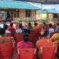 Kepala Suku Makuba, Fredrick Makuba, menyampaikan sambutan dalam acara bakti sosial pembagian beras dan bibit cabai kepada warga Kampung Yoka, Distrik Heram, Kota Jayapura, dalam rangka Hari Tani Nasional, Rabu, 23 September 2026. dok. Istimewa.