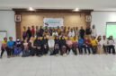 Sekretaris Pemerintah Kampung Holtekamp Elke Elisabeth (tengah) bersama Koordinator LKC Dompet Dhuafa Papua Tumijan (kanan), perwakilan Dinas Kesehatan Kota Jayapura, perwakilan Puskesmas Koya Barat, kader posyandu, dan warga peserta program berfoto bersama dalam acara exit program Pos Sehat PTM Lestari di balai Kampung Holtekamp, Jayapura, Papua, Selasa, 22 September 2026. Galeripapua/ Ikbal Asra.