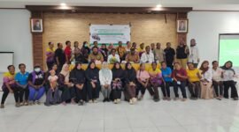 Sekretaris Pemerintah Kampung Holtekamp Elke Elisabeth (tengah) bersama Koordinator LKC Dompet Dhuafa Papua Tumijan (kanan), perwakilan Dinas Kesehatan Kota Jayapura, perwakilan Puskesmas Koya Barat, kader posyandu, dan warga peserta program berfoto bersama dalam acara exit program Pos Sehat PTM Lestari di balai Kampung Holtekamp, Jayapura, Papua, Selasa, 22 September 2026. Galeripapua/ Ikbal Asra.