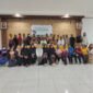 Sekretaris Pemerintah Kampung Holtekamp Elke Elisabeth (tengah) bersama Koordinator LKC Dompet Dhuafa Papua Tumijan (kanan), perwakilan Dinas Kesehatan Kota Jayapura, perwakilan Puskesmas Koya Barat, kader posyandu, dan warga peserta program berfoto bersama dalam acara exit program Pos Sehat PTM Lestari di balai Kampung Holtekamp, Jayapura, Papua, Selasa, 22 September 2026. Galeripapua/ Ikbal Asra.
