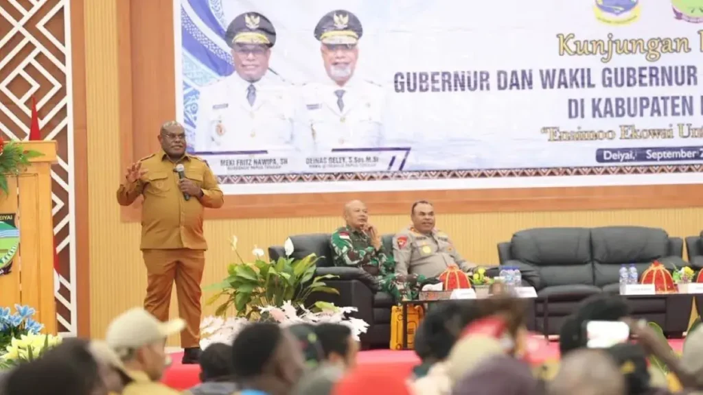 Gubernur Papua Tengah, Meki Nawipa, saat berdialog dengan warga Deiyai di Aula Tuyana, Deiyai, Selasa (8/9/2026). (Foto: Humas Pemprov Papua Tengah)