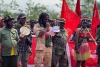 Ketua KNPB Timika, Yanto Awerkeon, membacakan pernyataan sikap dalam aksi demonstrasi yang berlangsung di halaman Kantor DPRK Mimika, Rabu (30/9/2026). (Foto: Galeri Papua/Endy Langobelen)