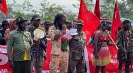 Ketua KNPB Timika, Yanto Awerkeon, membacakan pernyataan sikap dalam aksi demonstrasi yang berlangsung di halaman Kantor DPRK Mimika, Rabu (30/9/2026). (Foto: Galeri Papua/Endy Langobelen)