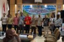 Foto bersama dalam kegiatan seminar akhir kajian model pemberdayaan masyarakat berbasis koperasi di wilayah terpencil Kabupaten Mimika tahun 2026 yang digelar Badan Riset dan Inovasi Daerah (BRIDA) Mimika di Timika, Jumat (2/10/2026). (Foto: Galeri Papua/Ahmad)