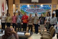 Foto bersama dalam kegiatan seminar akhir kajian model pemberdayaan masyarakat berbasis koperasi di wilayah terpencil Kabupaten Mimika tahun 2026 yang digelar Badan Riset dan Inovasi Daerah (BRIDA) Mimika di Timika, Jumat (2/10/2026). (Foto: Galeri Papua/Ahmad)