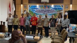 Foto bersama dalam kegiatan seminar akhir kajian model pemberdayaan masyarakat berbasis koperasi di wilayah terpencil Kabupaten Mimika tahun 2026 yang digelar Badan Riset dan Inovasi Daerah (BRIDA) Mimika di Timika, Jumat (2/10/2026). (Foto: Galeri Papua/Ahmad)