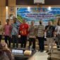 Foto bersama dalam kegiatan seminar akhir kajian model pemberdayaan masyarakat berbasis koperasi di wilayah terpencil Kabupaten Mimika tahun 2026 yang digelar Badan Riset dan Inovasi Daerah (BRIDA) Mimika di Timika, Jumat (2/10/2026). (Foto: Galeri Papua/Ahmad)