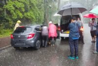 Proses evakuasi jenazah seorang pria dari dalam mobil di kawasan Alun-alun Kuala Kencana, Mimika, Papua Tengah, Sabtu (3/10/2026) pagi. (Foto: Istimewa)