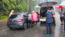 Proses evakuasi jenazah seorang pria dari dalam mobil di kawasan Alun-alun Kuala Kencana, Mimika, Papua Tengah, Sabtu (3/10/2026) pagi. (Foto: Istimewa)