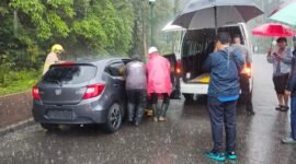 Proses evakuasi jenazah seorang pria dari dalam mobil di kawasan Alun-alun Kuala Kencana, Mimika, Papua Tengah, Sabtu (3/10/2026) pagi. (Foto: Istimewa)