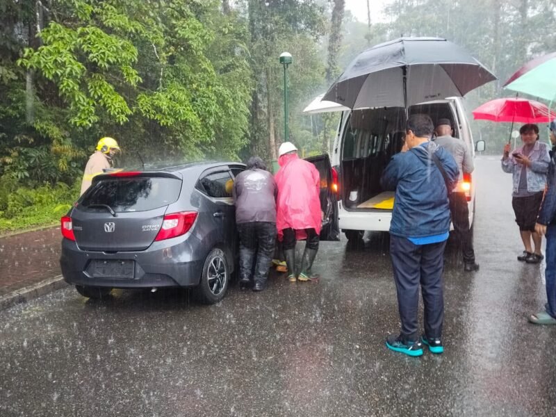 Proses evakuasi jenazah seorang pria dari dalam mobil di kawasan Alun-alun Kuala Kencana, Mimika, Papua Tengah, Sabtu (3/10/2026) pagi. (Foto: Istimewa)