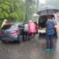 Proses evakuasi jenazah seorang pria dari dalam mobil di kawasan Alun-alun Kuala Kencana, Mimika, Papua Tengah, Sabtu (3/10/2026) pagi. (Foto: Istimewa)