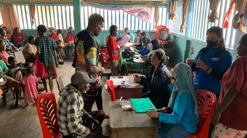 Suasana kegiatan pelayanan Jemput Bola Adminduk di Kampung Amamapare, Distrik Mimika Timur Jauh, Mimika, Papua Tengah, Sabtu (3/10/2026). (Foto: Galeri Papua/Ahmad)