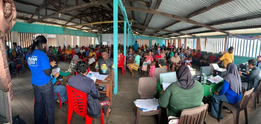 Suasana kegiatan pelayanan Jemput Bola Adminduk di Kampung Amamapare, Distrik Mimika Timur Jauh, Mimika, Papua Tengah, Sabtu (3/10/2026). (Foto: Galeri Papua/Ahmad)