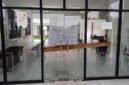 Pintu masuk RSUD Elvrida Sara Nduga dipalang kayu dan terdapat spanduk pemberitahuan bertuliskan pelayanan ditutup. (Foto: Istimewa)